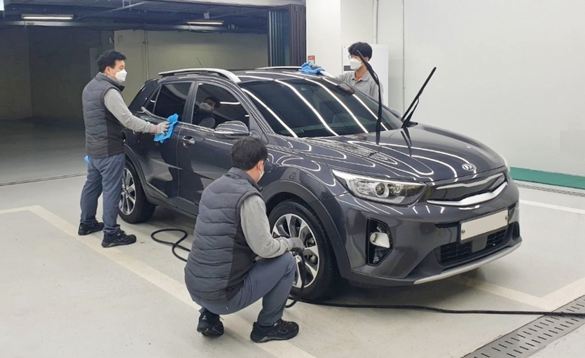 대전 장동 동그라미 세차장에서 근무하는 중증 장애인이 세차 서비스를 제공하고 있다. 사진=한국타이어