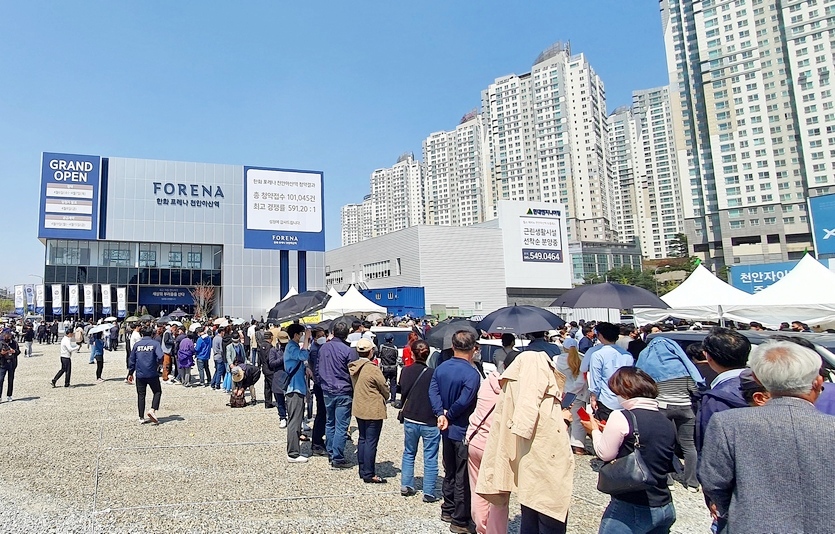 한화건설의 ‘한화 포레나 천안아산역’에 대한 청약 경쟁률이 86.9대 1을 기록했다. 현장 모습. 사진=한화건설