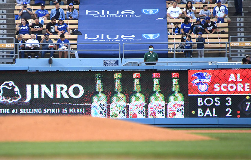 하이트진로가 미국과 일본 등 해외 마케팅을 강화한다. LA다저스 홈경기중 하이트진로 광고. 사진=하이트진로