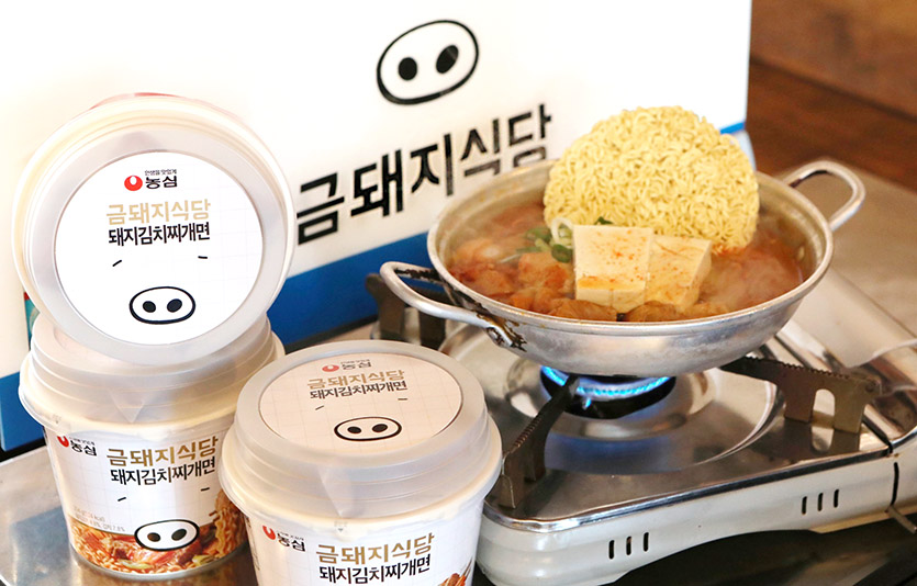 농심은 금돼지식당과 손잡고 ‘금돼지식당 돼지김치찌개면’을 출시한다. 사진=농심