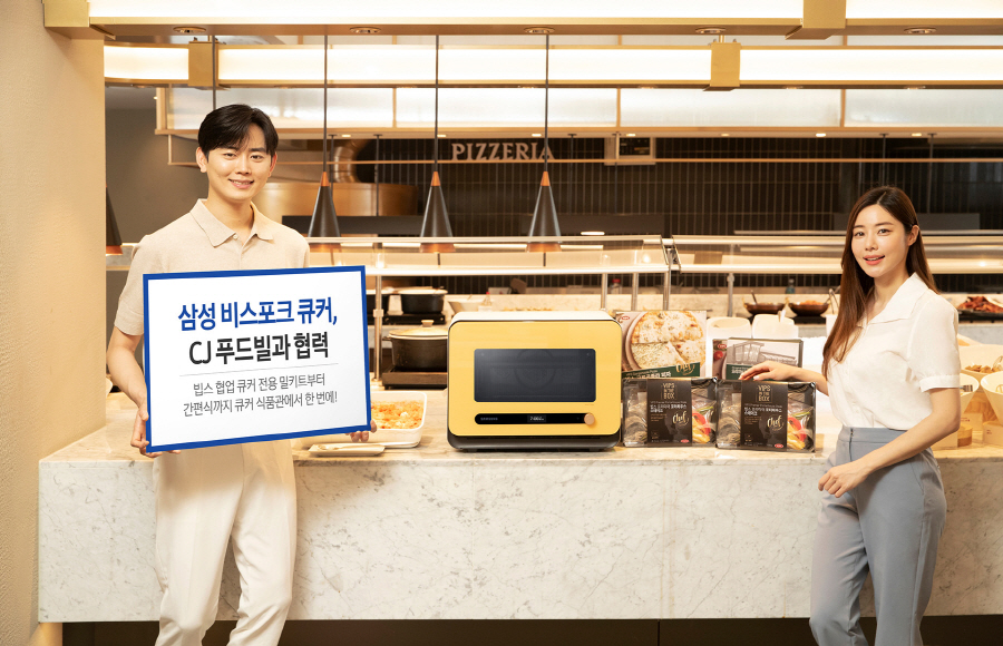 삼성전자 모델이 서울 잠원동에 위치한 빕스 반포역점 비스포크 기획존에서 비스포크 큐커와 CJ푸드빌과의 협업 마케팅을 소개하고 있다. 사진=삼성전자