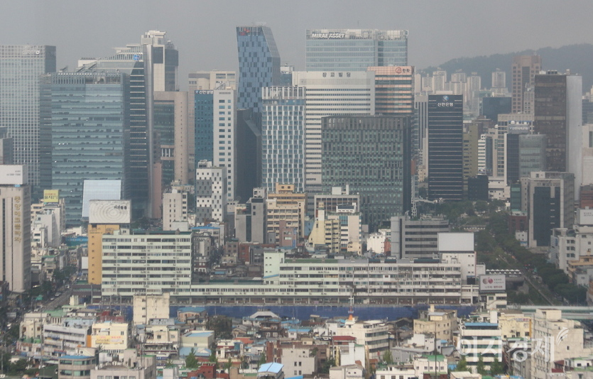 서울 동대문 두산 사옥에서 바라본 서울 중구, 종로구 모습. 신증권가다. 맨 왼쪽 건물이 대신증권, 그옆이 IBK, 두개 건물 건너가 SK, 노란색 한화빌딩 뒤로 미래에셋 등이 보인다. 사진=정수남 기자