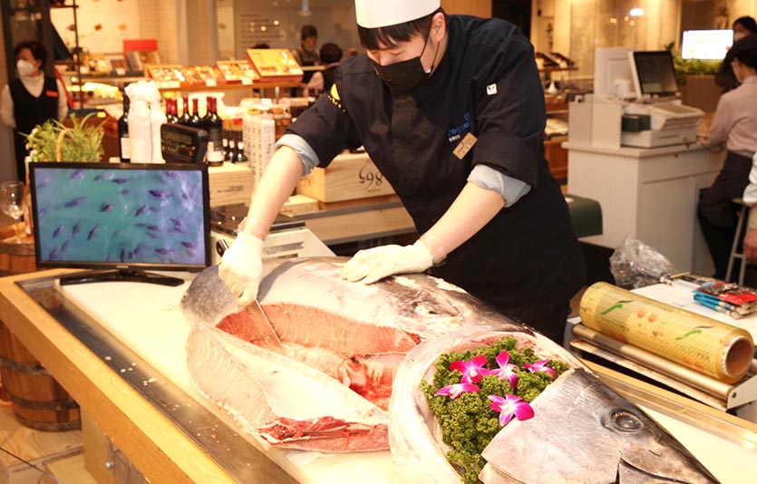 동원산업은 참다랑어 해체쇼를 진행한다. 사진=동원산업