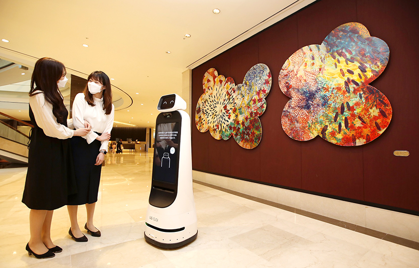 롯데호텔 월드는 로비에서 고객을 맞이해주는 ‘가이드봇’을 도입해 운영한다. 사진=롯데호텔