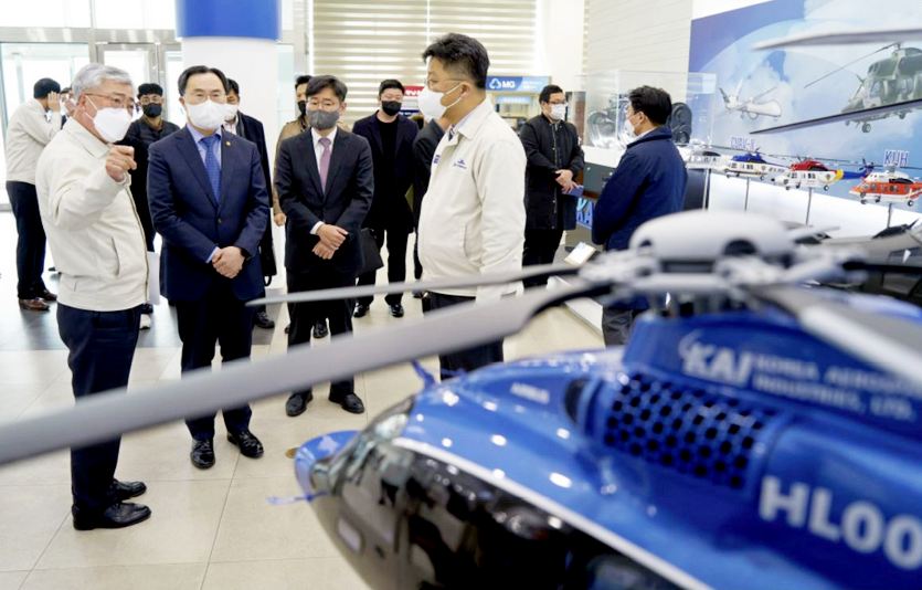 문승욱(왼쪽에서 두번째) 장관이 KAI에 전시된 소형민수헬기(LCH)에 대한 설명을 듣고 있다. 사진=KAI