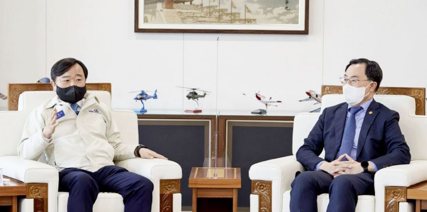 (왼쪽부터)안현호 KAI 사장과 문승욱 장관이 국내 헬기 산업 솰설화를 위해 의견을 나누고 있다. 사진=KAI