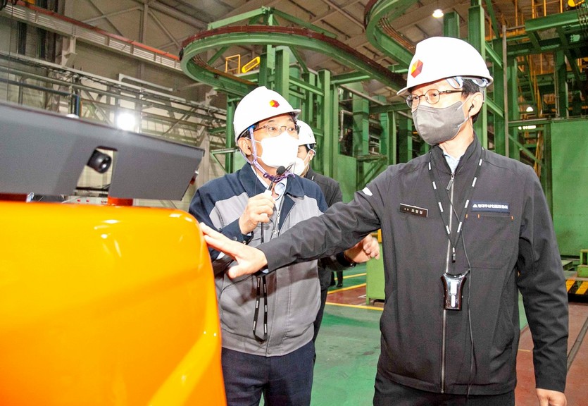 현대두산인프라코어 조영철 사장이 협력사를 방문해 안전점검을 실시하고 있다. 사진=현대두산인프라코어
