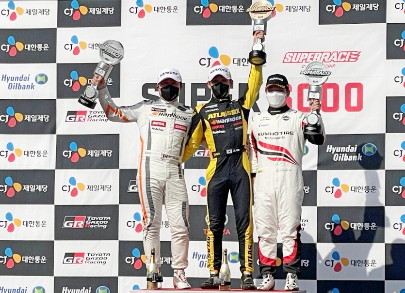 한국타이어가 후원하는 아트라스비엑스 모터스포츠 김종겸 선수가 슈퍼 6000 클래스 1라운드에서 우승을 차지했다. 사진=한국타이어