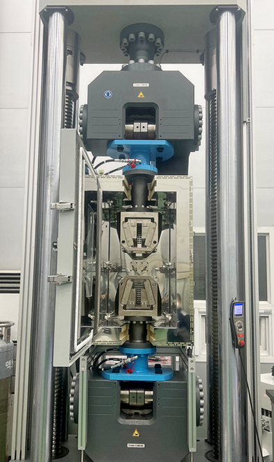 현대제철은 LNG 저장탱크 건설에 필요한 초저온 철근 인장시험 설비를 국내 최초로 제작해 현장에 적용하고 있다. 사진=현대제철