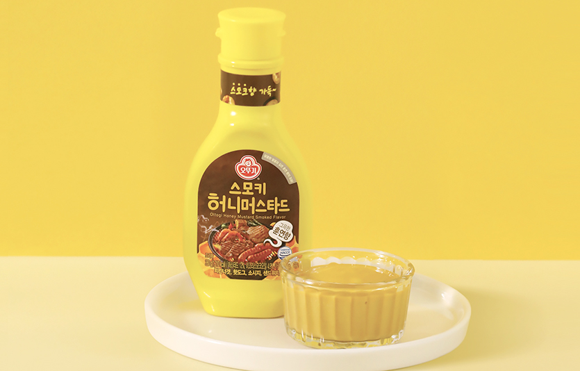 오뚜기가 은은한 훈제향과 아카시아꿀의 달콤함을 담은 ‘스모키 허니머스타드’를 내놨다. 사진=오뚜기