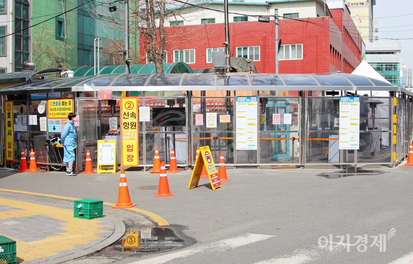 서울 중구보건소가 운영하는 선별진료소 모습이다. PCR 검사가자 한명도 없다. 모두 어디로 갔을까? 중구는 코로나19 청정지역일까? 중구청에 따르면 이날 오후 5시 현재 중구 주민 2만9048명이 확진 판정을 받았으며, 이중 2만3521명이 치료 중이며, 5495명이 완치 판정을 받았다. 32명은 사망했다. 사진=김진이 기자