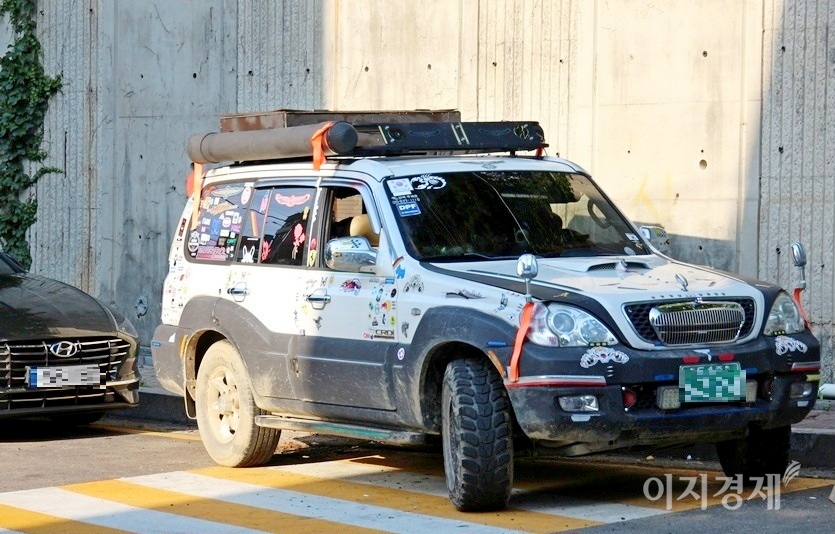 정부가 드레스업 튜닝만 허용하면서 차량에 덕지덕지 스티커 등을 붙였다. 사진=정수남 기자