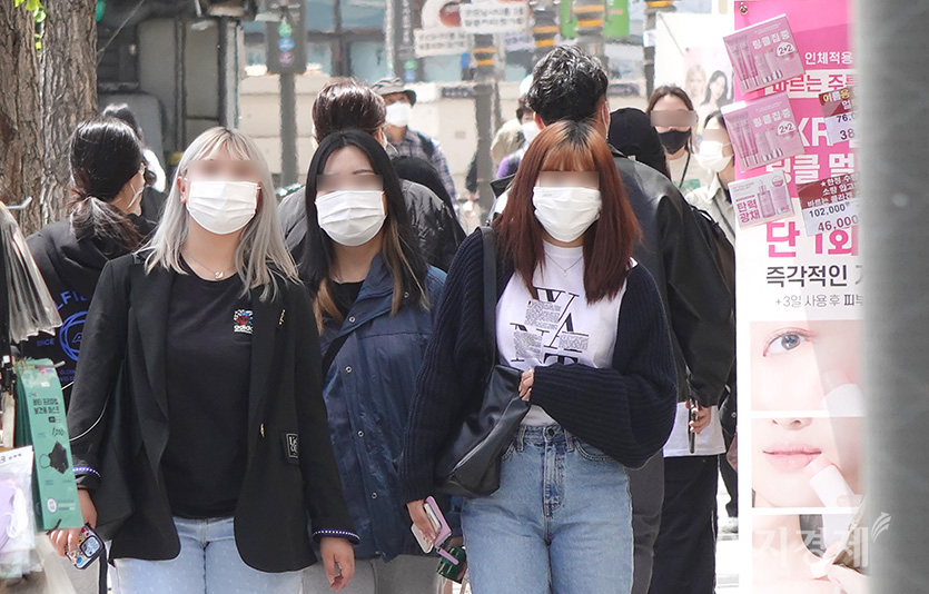 28일 코로나19 신규 확진자는 5만명대 초반을 기록했다. 정부는 오미크론 변이유행 감소세에 따라 내달 2일부터 실외 마스크 착용 의무가 해제한다. 이달 27일 서울 명동. 사진=신광렬 기자