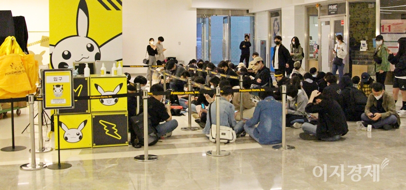 오전 8시 30분경, 스타필드 코엑스에 포켓몬 임시 매장이다. 고객이 10시 개점 시간 3시간 전부터 길게 줄을 만들었다. 사진=정수남 기자