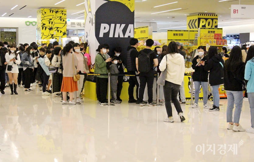 10시 개점 후, 1030 고객이 포켓몬스터와 피카츄 관련 상품을 구입하기 위해 봇물을 이루고 있다. 사진=정수남 기자