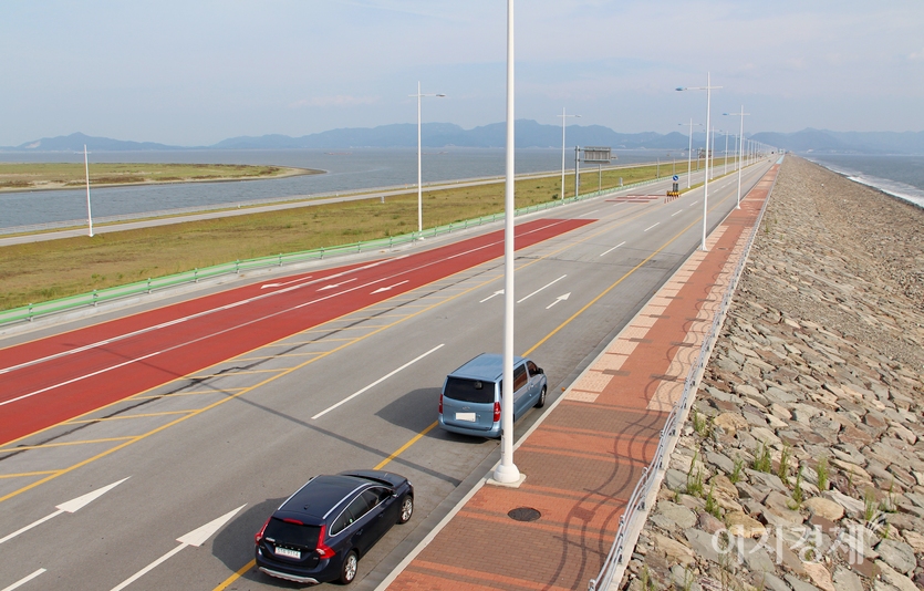 세계에서 가장 긴 새만금 방조제(33.9㎞). 왼쪽이 새만금 간척지. 사진=정수남 기자