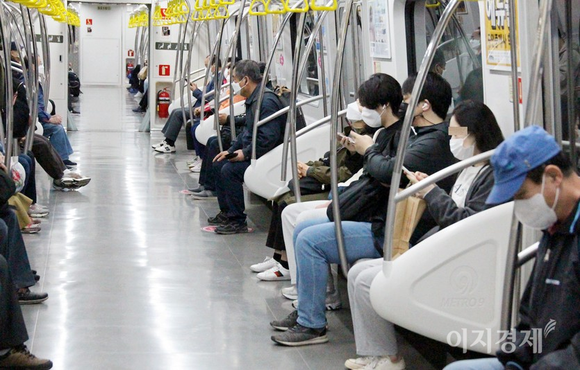 같은 날 아침 서울지하철 9호선 김포공항행 객차 안. 마스크를 벗은 승객은 없다. 사진=이지경제
