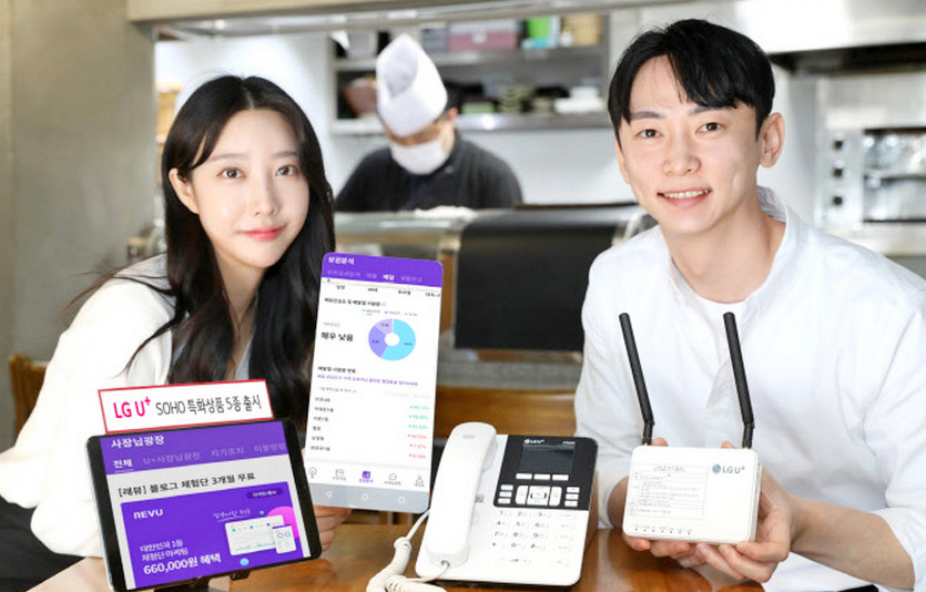 LG유플러스가 소상공인을 대상으로 이통사 최초로 무선인터넷 서비스 ‘우리가게무선인터넷’을 2일 출시했다. 이를 통해 LG유플러스는 향후 5년 안에 매출 3000억원을 달성한다는 목표다. 이번 무선인터넷 상품은 유선 통신망 장애 시에도 결제나 전화 예약문의 등 영업을 지속할 수 있고, 매장에 별도의 유선 케이블 설치 공사를 하지 않고 이용할 가능하다.이와 함께 LG유플러스는 가입자를 대상으로 소비자 분석 플랫폼을 이용한 상권분석 서비스를 무료로 제공한다.LG유플러스는 올해 고객관리 등의 신규 상품 3종을 추가로 선보인이고, 요식업에서 유통업, 편의점 분야로 시장을 확대한다. 사진=LG유플러스