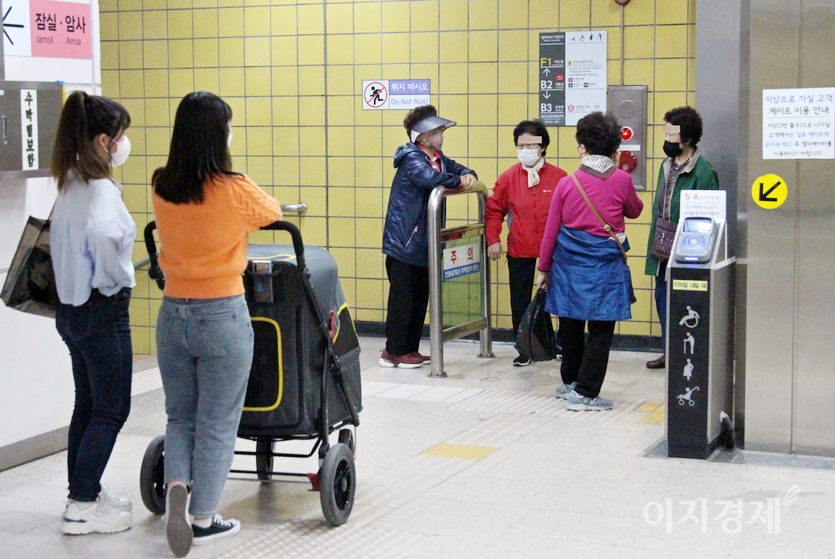 개 유모차도 니왔다. 서울지하철 8호선 남한산성입구 역에서 20대 여성이 유모차에 개를 태우고 승강기를 기다리고 있다. 사진=정수남 기자