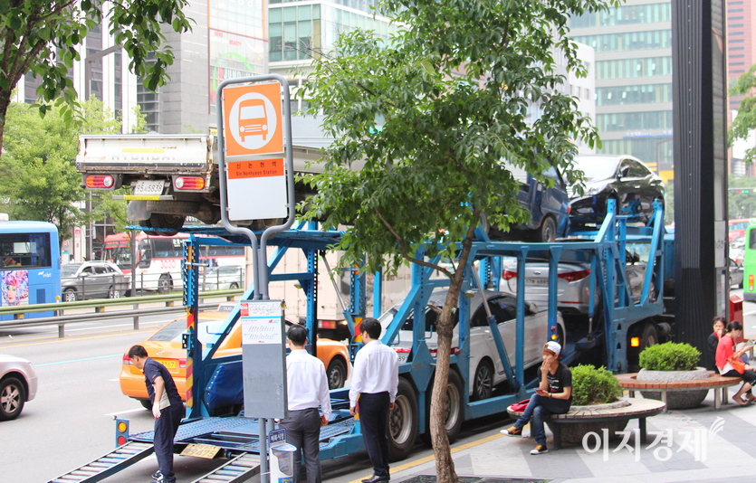 엔카와 K카 등이 중고차 소매를, 현대글로비스가 도매 사업을 각각 영위하고 있다. (위부터)중고차 수집차량과 글로비스의 중고차 거래소. 사진=이지경제, 현대글로비스