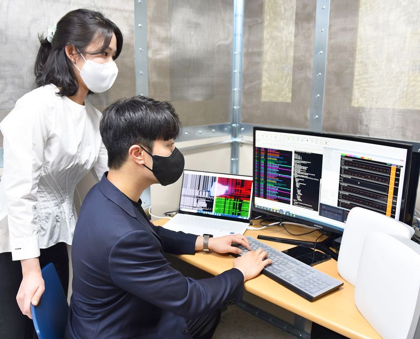 삼성전자 직원이 이음 5G 전용 장비의 성능을 검사하고 있다. 사진=삼성전자