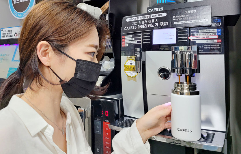 GS25는 이달부터 원두커피 카페25 인기 음료 10종에 한해 고객이 텀블러를 이용해 구매할 경우 300원 깍아준다. 고객이 텀블러 이용시 아메리카노를 1000원 미만으로 즐길 수 있다. 사진=GS25