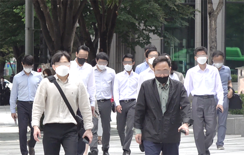 실외 마스크 의무 해제 첫날인 2일 코로나19 신규 확진자 수가 5만명대를 기록했다. 사진=신광렬 기자