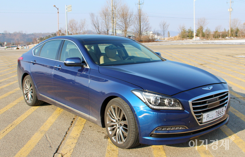 극중 한결의 아버지인 변호사 강호창은 구형 제네시스를 이용한다. 사진=정수남 기자