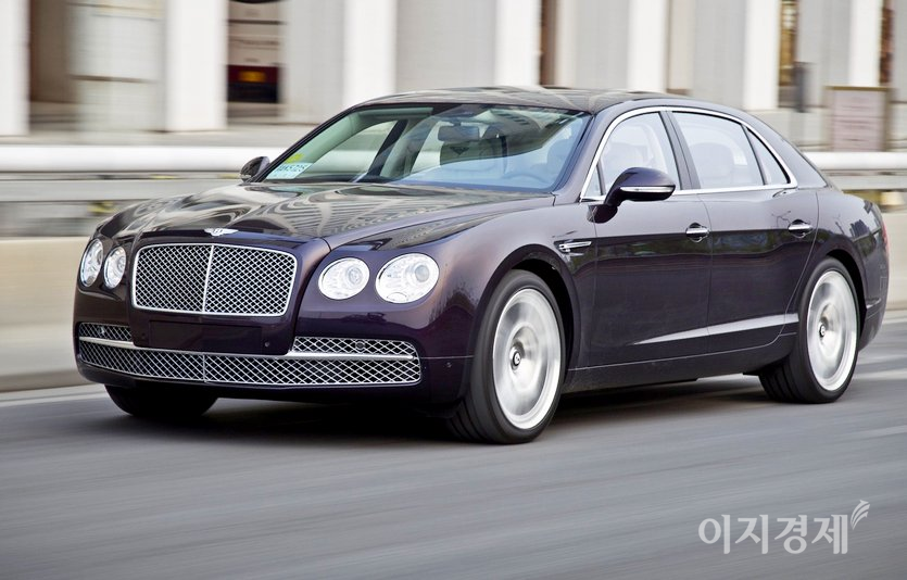 극중 윤재의 아버지이자, 의사 도지열은 밴틀리를 탄다. 벤틀리 플라잉스퍼. 사진=정수남 기자