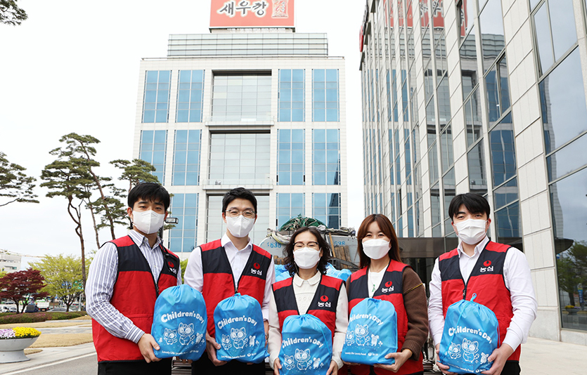 농심은 어린이날을 맞아 백혈병소아암 환아를 위한 특별한 선물을 전달했다. 사진=농심