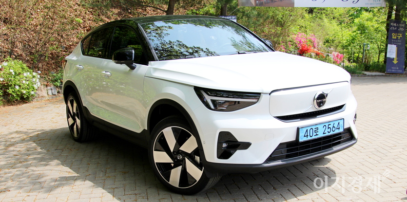 볼보는 3월에 이어 지난달에도 성장세를 지속하면서 정통적인 업계 3위 아우디를 또 잡았다. 2월 국내 들어온 볼보 전기차 C40 리차지. 사진=정수남 기자