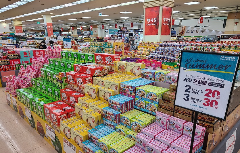 제과 4사가 한데 뭉쳐 통큰 세일을 펼치는 행사가 롯데마트에서 열린다. 사진=롯데마트