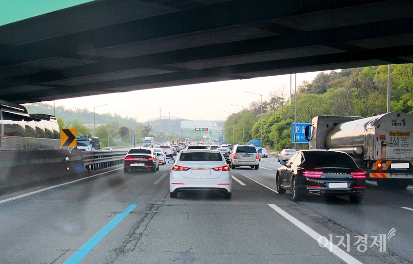 오전 5시 30분경 경부고속국도 하행선 남사 구간. 나들이 차량이 도로를 메웠다. 사진=정수남 기자