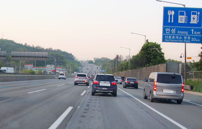 경부고속국도 하행서 안성휴게소 구간. 하행선 차량 통행이 원활하지만 구간에 따라 가다서다를 반복한다. 왼쪽 서울 방향의 차량 소통은 원활하다. 사진=정수남 기자
