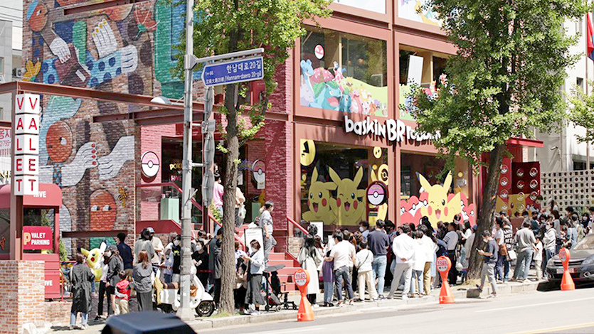 어린이날을 맞아 서울 한남동에 문을 연 포켓몬 특화 매장. 개점 전부터 500명이 넘는 고객이 줄을 만들었다. 사진=SPC
