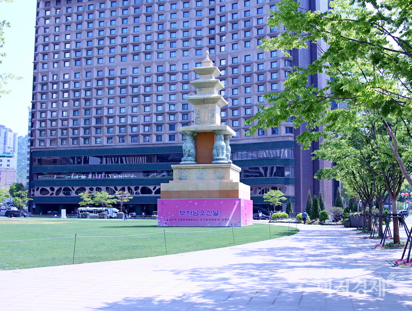 서울시가 시청앞 서울광장에 불탑을 세웠다. 8일로 2566년째를 맞은 석가모니의 탄생을 기념하기 위해서다. 사진=정수남 기자