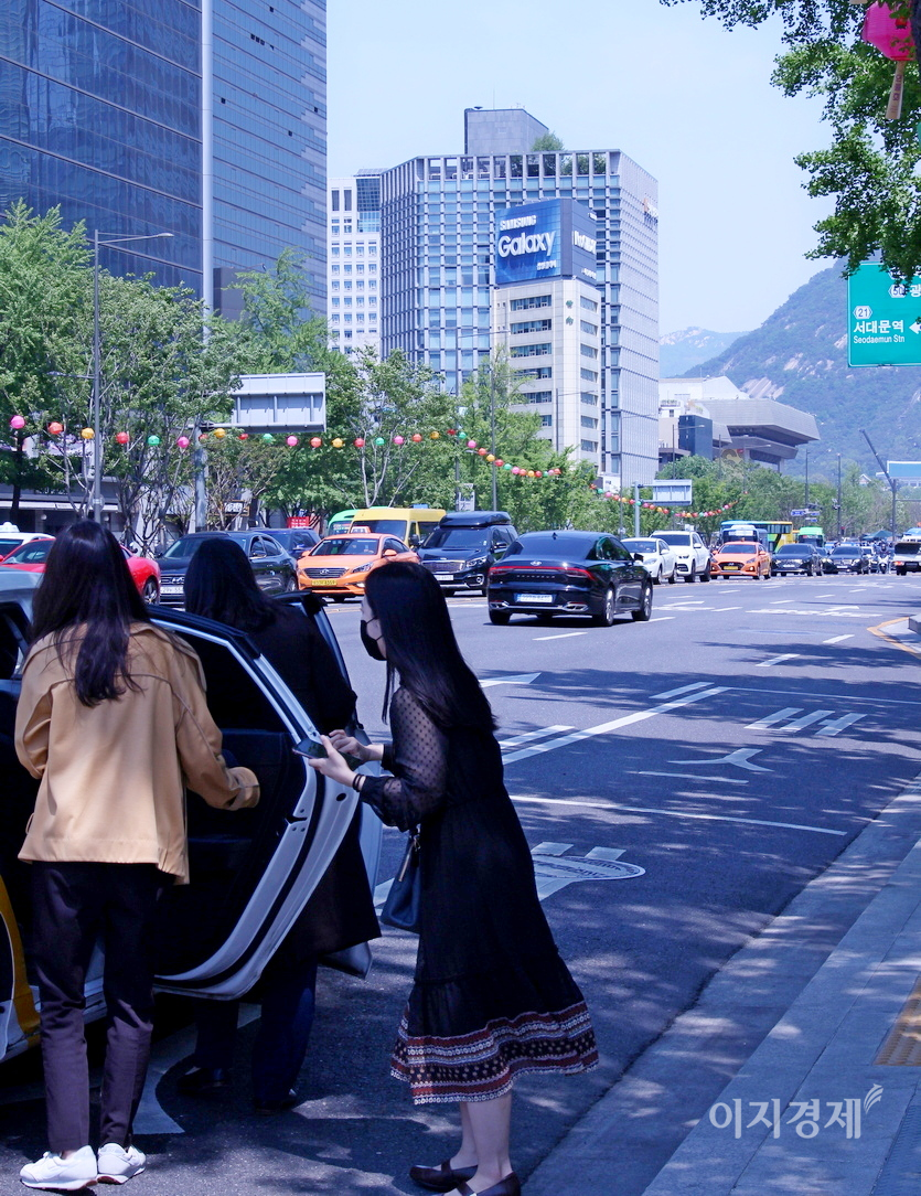 시청에서 경복궁 쪽을 잡았다. 세종로 네거리 왼쪽 건물에 삼선전자의 고급 스마트폰 갤럭시 홍보판이 걸렸다. 사진=정수남 기자