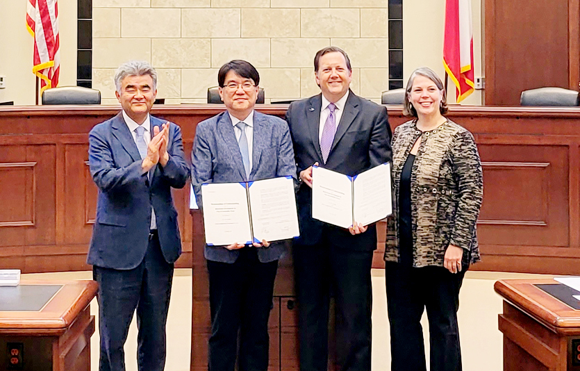 (왼쪽부터)정원주 부회장, 대우건설 한승 신사업추진실장, 루이스빌시 T. J. Gilmore 시장, Claire Powell 부시장 등이 MOU 체결 후 기념사진을 찍고 있다. 사진=대우건설