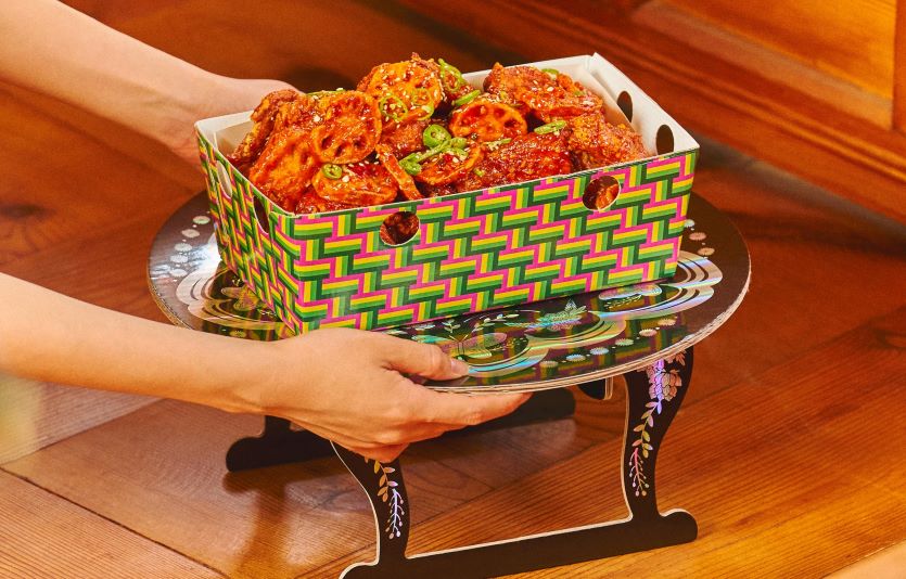 효도치킨이 유명 아티스트 나난과 협업한 '효도 소반'을 출시한다. 사진=효도치킨