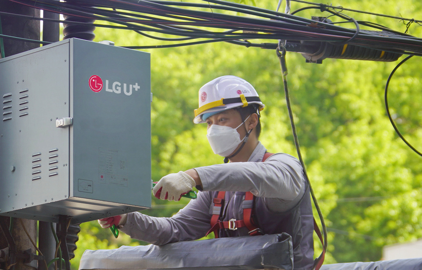 LG유플러스가 초고속인터넷 서비스 등을 제공하는 인프라인 광동축혼합망(HFC)을 광가입자망(FTTH)으로 교체한다. 서울 서초구에서 LG유플러스 직원이 전신주에 있는 HFC 전원공급장치를 철거하고 있다. 사진=LG유플러스