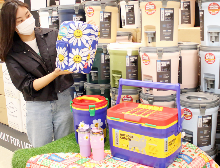 이마트가 캠핑 용품 브랜드 위글위글과 일러스트레이터 전황일 작가의 협업 제품을 내놨다. 사진=이마트