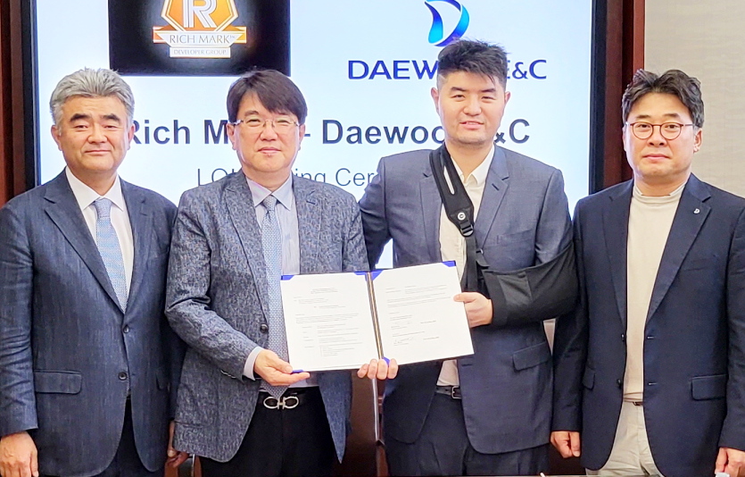 (왼쪽부터)정원주 부회장과 한승 신사업추진실장 등이 뉴저지 토지주, 사업 관계자 등과 LOI에 서명 이후 기념사진을 찍고 있다. 사진=대우건설