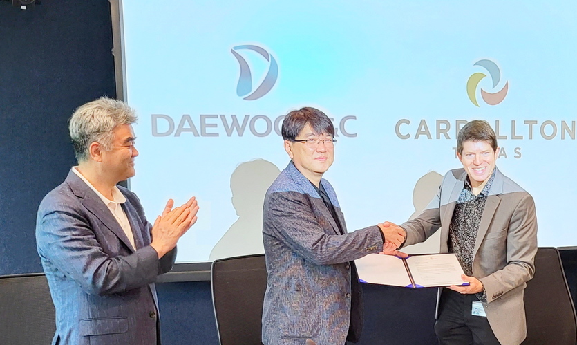 5일 텍사스주 캐럴턴 시의회에서 (오른쪽부터)정원주 부회장이 지켜보는 가운데 대우건설 한승 신사업추진실장과 Kelvin Falconer 캐럴턴 시장이 업무협약을 맺고 기념사진을 찍고 있다, 사진=대우건설