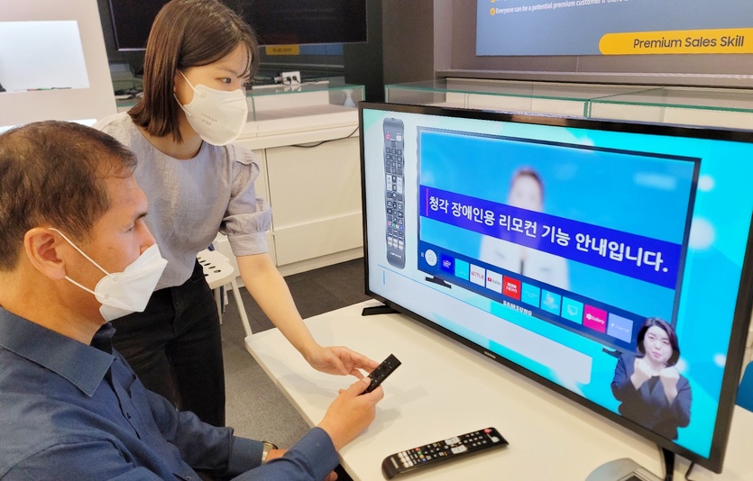 삼성전자 수원 디지털시티에서 청각장애인이 회사 관계자와 관련 제품에 대해 의견을 나누고 있다. 사진=삼성전자