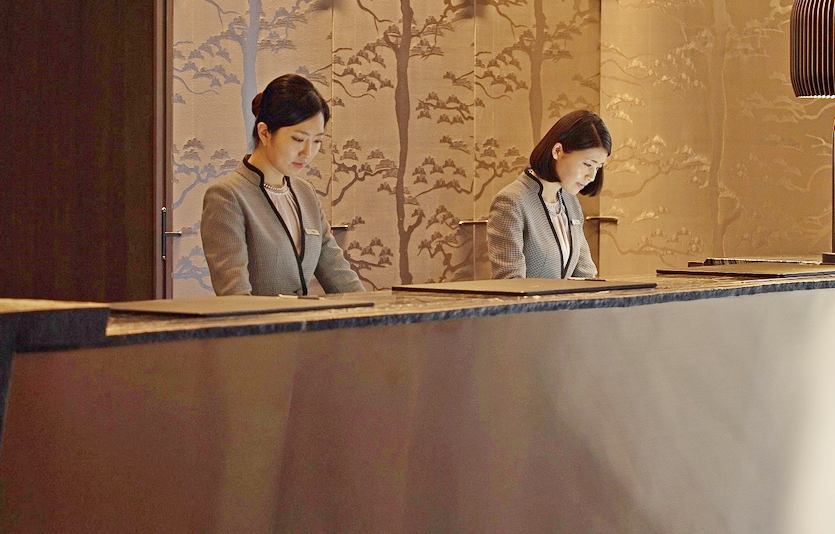 포시즌스 호텔 서울은 직원과 고객의 만족을 위해 주 4일 유연근무제를 도입한다. 포시즌스 호텔 서울에서 근무하고 있는 직원. 사진=포시즌스 호텔 서울