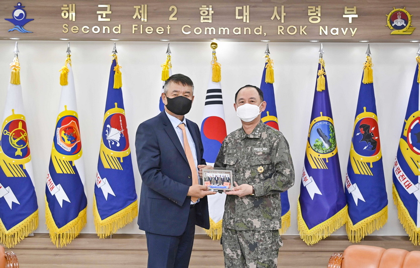 STX엔진 (왼쪽부터)박기문 대표이사가 평택 해군 제2함대 사령부 류효상 사령관과 기념사진을 찍고 있다. 사진=STX엔진