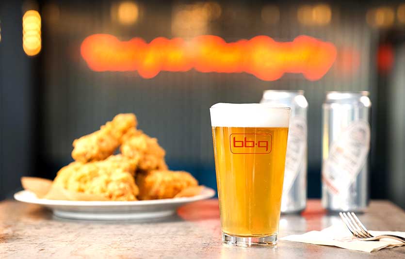 치킨 프랜차이즈 제너시스BBQ그룹은 치킨과 수제맥주 2종으로 구성된 세트메뉴를 선보인다. 사진=제너시스BBQ그룹