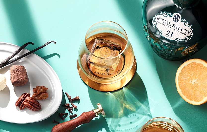 페르노리카 코리아는 ‘로얄살루트 21년 몰트 스페셜 홈바 패키지’를 선보인다. 사진=페르노리카코리아