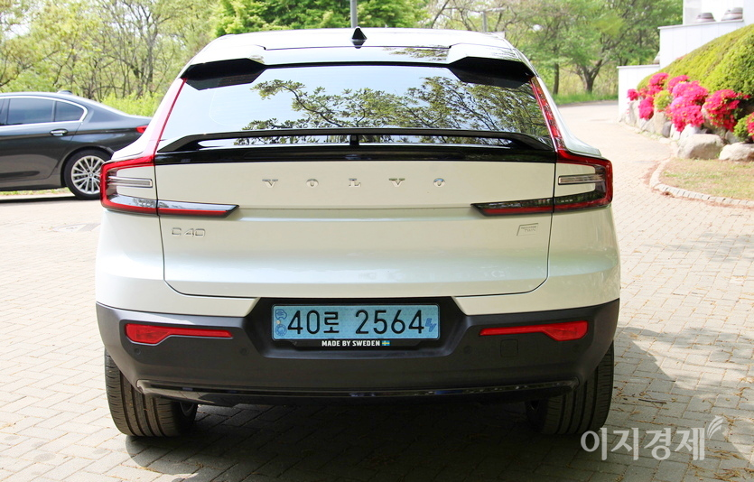 C40 리차지와 꽃을 나란히 잡았다. 사진=정수남 기자