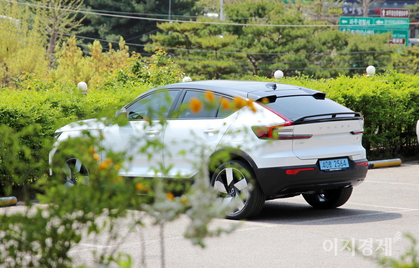 꽃과 C40 리차지를 팬포커스(배경을 선명하게)로 잡았다. 사진=정수남 기자